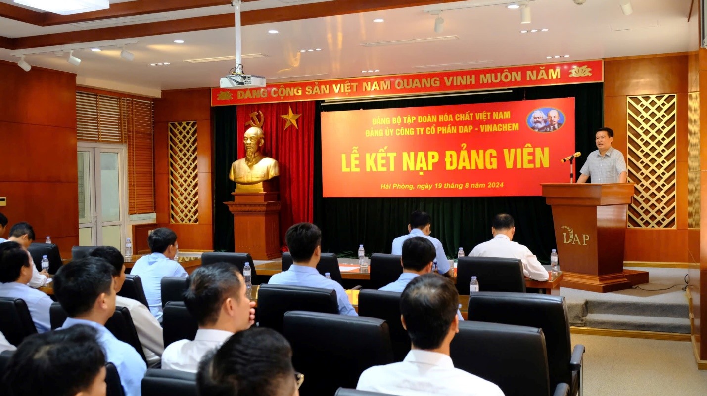 Đảng ủy Công ty Cổ phần Dap-Vinachem tổ chức Lễ kết nạp Đảng viên mới năm 2024